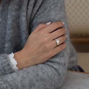 Bague de fiançailles classique pour femme en or massif 14 carats avec diamant taille baguette cultivé en laboratoire de 2,5 carats certifié IGI - Product Image 5