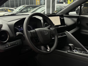 Toyota C-HR Hybride FWD Business Edition SUV, Voiture Hybride d'Occasion, Automatique, Conduite à Gauche, Économique en Carburant, Véhicule Familial - Product Image 3