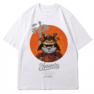 T-shirt Bianca 2026 di Tendenza con Stampa Grafica Audace a Cartone Animato Epico e Gatto Samurai Giapponese Peccatori - Product Image 1