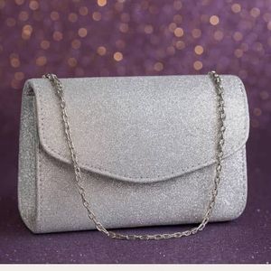 Ce produit est un portefeuille à rabat en cuir bleu marine pour femme, de style similaire aux sacs produits par cette marque. - Product Image 3