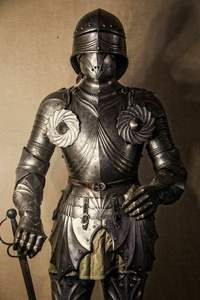 Fabricant OEM – Armure complète en métal style chevalier avec détails authentiques pour l'aménagement de châteaux, couloirs et musées - Product Image 2