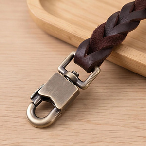 Accesorio para mascotas de cuero hecho a mano de primera calidad con diseño trenzado para una apariencia elegante y de alta calidad a bajo precio. - Product Image 5