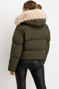 Blouson matelassé tricoté pour femme avec logo personnalisé, broderie, capuche en fausse fourrure, fermeture éclair intégrale, cordon de serrage, design hiver matelassé effet bulle, couleur kaki, OEM - Product Image 2