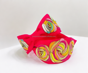 Diadema Ancha con Nudo Floral Bordado, Ajustable, Ecológica y Hecha a Mano, Diseño 2025, para Mujer - Product Image 3