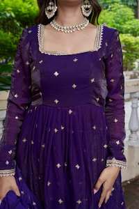 Salwar brodé violet avec dupatta, longueur ras du sol, tenue traditionnelle de créateur pour femmes, idéal pour les fêtes et les occasions spéciales - Product Image 2