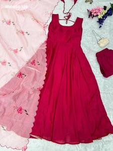 Ensemble Kurti-Pant Anarkali et Dupatta en Chinon, couleur éclatante, entièrement cousu, pour femme, au look élégant, à prix de gros. - Product Image 5