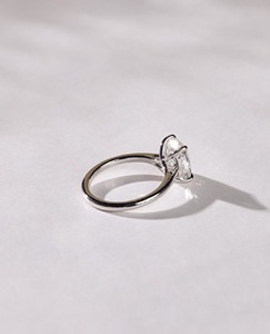 Bague de fiançailles solitaire en or blanc massif 14 carats avec diamant de laboratoire taille coussin de 27 carats, bande conique de 18 mm, bague de mariée - Product Image 3