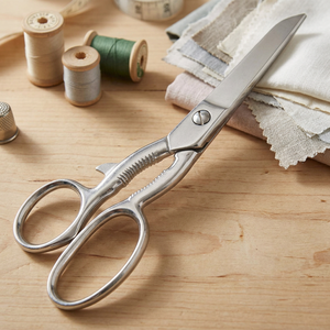 Ciseaux de manucure en acier inoxydable OEM/ODM avec lame inférieure dentelée, pointe acérée, manche rond, durables pour les soins des ongles des adultes - Product Image 2