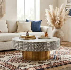 Table basse ovale beige et crème avec incrustations en os, ornée de grandes fleurs sur le plateau, disponible au prix de gros. - Product Image 4