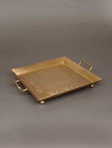 Plateau rectangulaire en métal décoratif finition laiton antique avec quatre pieds pour le service dans les hôtels et les restaurants - Product Image 4