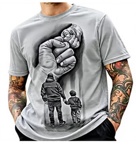 เสื้อยืดคอกลมแขนสั้นสีเทาสำหรับผู้ชาย พิมพ์ลายดิจิทัลรูปพ่อและลูกจับมือ ทรงลำลอง ผ้าเจอร์ซีย์ถักจากผ้าฝ้าย - Product Image 1