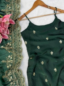 Ensemble prêt-à-porter de créateur pour soirée, en soie Fandy, avec broderie de fils et sequins, comprenant haut, bas et dupatta, entièrement cousu. - Product Image 6