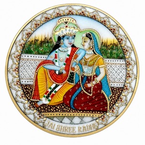 Thali Radha Krishna Ji en marbre de Makrana de style traditionnel, fait main, avec travail de pierres précieuses Moti, idéal pour les cadeaux festifs du Ramadan et de la remise des diplômes - Product Image 1