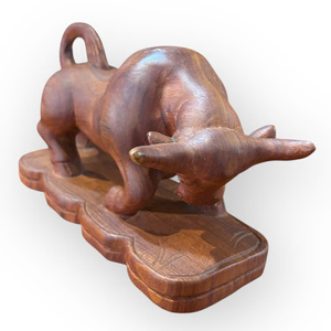 Une statue de buffle exquisamment sculptée, en bois de santal, est présentée. - Product Image 5