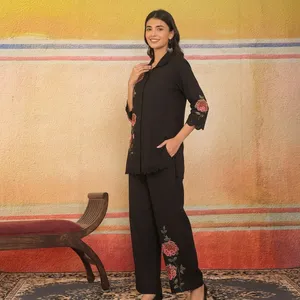 Ensemble deux pièces en coton brodé de fleurs noires pour femmes, col chemise, manches trois quarts, coupe ample, décontracté, élégant, à porter toute l'année - Product Image 2