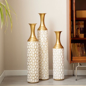 Vase de table en métal au design élégant pour la décoration de la maison, porte-fleurs haut de gamme pour le bureau et les hôtels - Product Image 6