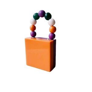 Pochette de luxe en résine faite à la main avec design en marbre personnalisé élégant sac à main de soirée pour femme accessoire de fête et de mariage - Product Image 5