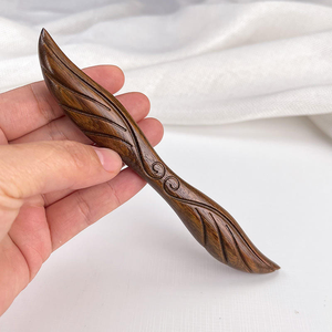 Pasadores de Pelo Dobles Retro de Madera con Elementos Animales, Estilo Europeo Americano de Alta Gama, de Seda Dorada y Madera de Sándalo, Artesanía en Madera para Niños - Product Image 6