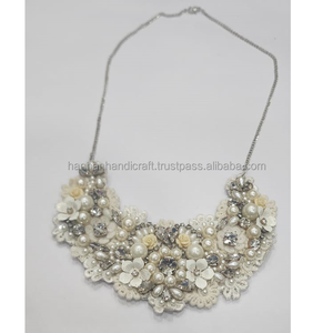 Collier artisanal en résine fantaisie à perles irrégulières avec fermoir à vis, collier tribal moderne en perles, bijoux artisanaux en résine - Product Image 4