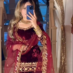 ชุดเสื้อผ้าผู้หญิงสำหรับงานปาร์ตี้ Ramdev Trading Designer ประกอบด้วยเสื้อ กางเกง และผ้าคลุมไหล่ ทำจากผ้ารอมานเนื้อหนา แห้งเร็ว ใส่ได้ทุกฤดู ทันสมัย - Product Image 1