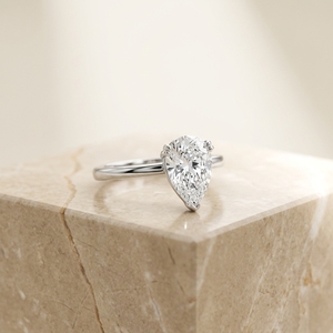 Anillo de Compromiso Clásico con Corte de Pera Minimalista, Doble Engaste de 6 Puntas con Punta en V Superior, en Oro Blanco, Anillo de Boda Nupcial - Product Image 4