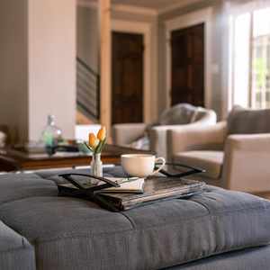 Bandeja de Servir Hecha a Mano de Hierro y Madera Maciza con Asas Metálicas Resistentes, Bandeja Rústica Moderna para Desayuno, Café, Té, Bocadillos, Decorativa - Product Image 2