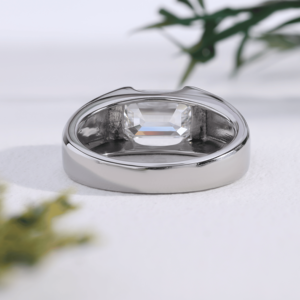Anillo de lujo con diamante talla esmeralda en oro blanco, banda gruesa con engaste de bisel, anillos de compromiso para hombre, joyería moderna nupcial o de primera calidad para hombre - Product Image 4