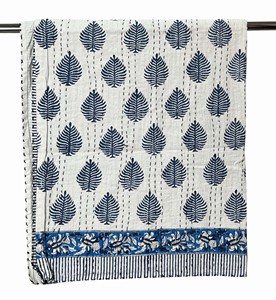 Colcha de Algodón con Estampado de Hojas Azules, Hecha a Mano en India, con Técnica Kantha, Ecológica, 300 Hilos, para Todas las Temporadas - Product Image 1