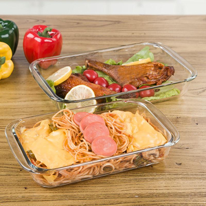 Lasagne italienne classique au four avec une riche sauce tomate, des couches de fromage crémeux, du basilic frais et du beurre d'ail - Product Image 6