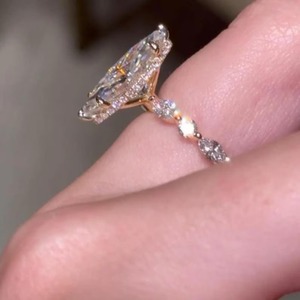 Bague de fiançailles en moissanite taille marquise 4 carats avec pierres latérales taille marquise et rondes, en or massif 14K, avec halo caché, style bulle marquise - Product Image 4