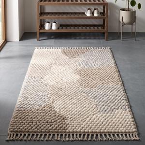 Tapis d'appoint tissé à la main beige et crème à boucles texturées avec motif abstrait et bordure à franges pour la décoration intérieure moderne - Product Image 1
