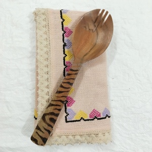 Tenedor de ensalada de madera vintage con mango de resina negra Juego de tenedor de cuchara con mango negro Cubiertos de madera Vajilla que sirve al mejor precio - Product Image 6