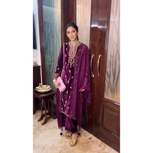 SÉQUENCE DE CODAGE DE VELOURS À LA MODE FOND SUPÉRIEUR DE TRAVAIL AVEC DU VIN DUPATTA - Product Image 1