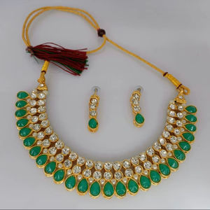 Parure de bijoux ethnique traditionnelle en alliage plaqué argent avec collier ras-du-cou et boucles d'oreilles à motif floral en strass de cristal pour fiançailles et anniversaire - Product Image 1