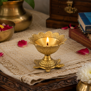 Lámpara de aceite tradicional de latón con base de tortuga y diseño de loto grabado para ceremonias religiosas de Diwali y decoración del hogar - Product Image 2