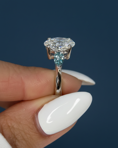 Anillo de Compromiso y Boda con Diamante Ovalado Cultivado en Laboratorio de 3.20CT, Piedras Laterales en Forma de Pera, Oro Blanco de 14K con Baño de Rodio, VVS2 F, Certificado IGI - Product Image 4