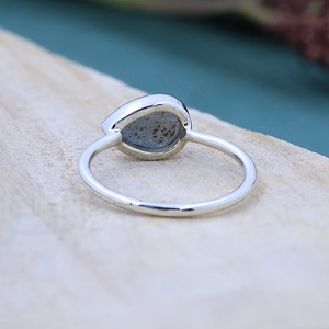 Bague en argent sterling 925 sculptée à la main en forme de feuille de labradorite naturelle, avec pierre précieuse sculptée en forme de poire, pour femme - Product Image 4