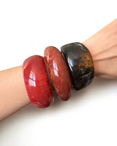 Conjunto de brazaletes de resina acrílica roja ámbar de alta calidad para mujer, brazalete geométrico redondo y grueso, estilo vintage, joyería hecha a mano. - Product Image 1