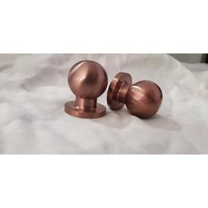 Les poignées de porte en métal restent fonctionnelles après des milliers d'utilisations, fabriquées de manière incroyablement soignée par KHOOSI OVERSEAS. - Product Image 2