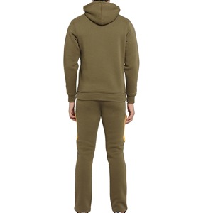 Chándal de corte holgado diseñado para comodidad durante todo el día con tela suave, tacto transpirable y diseño limpio, ideal para la rutina diaria. - Product Image 4