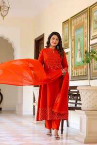 Kurti de algodón con estampado de diseñador y trabajo de lentejuelas, con pantalón y dupatta incluidos. - Product Image 2