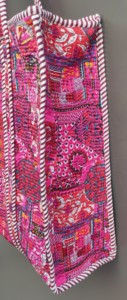 Sac fourre-tout matelassé en coton vintage style bohème patchwork avec deux poignées et fermeture éclair, idéal pour la plage, le quotidien, les voyages et le shopping pour femme, style Kantha. - Product Image 4