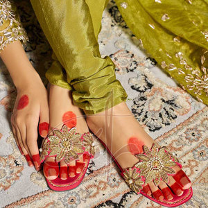 Zapatillas de Moda con Estampado Floral en Tono Rosa Intenso, Bordado a Mano, Parte Superior de Satén, Cuero Genuino, Entresuela Antideslizante - Product Image 2