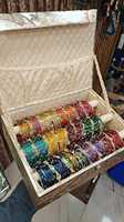 Coffret de qualité supérieure contenant 12 douzaines de magnifiques bracelets en verre et 48 bracelets cachemiriens, très demandés, parfaits pour toutes les occasions