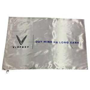 Drapeau ornemental rouge en satin FLC GROUP Strong Travel avec mât en aluminium, forme rectangulaire, impression numérique, durable, pour usage extérieur - Product Image 3