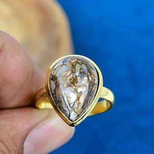 Anillo de Plata de Ley 925 con Baño de Oro de 18k y Gema de Concha Natural Blanca en Forma de Pera - Product Image 2