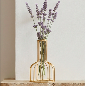 Vase moderne en fil métallique doré avec insert en verre transparent pour la décoration de table ou comme cadeau - Product Image 5