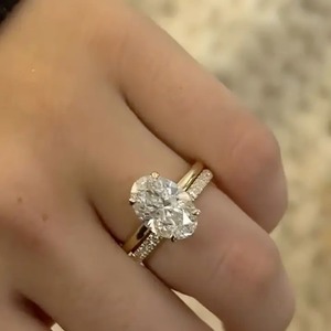 Anillo de Compromiso y Boda de Plata de Ley 925 con Diseño Premium, Corte Ovalado de Moissanita, Halo Oculto y Claridad VVS para Mujer - Product Image 3