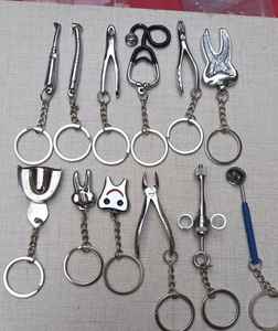 Porte-clés d'instruments dentaires : Mini forceps d'extraction et détartreur en acier inoxydable de haute qualité, étanche et personnalisable - Product Image 3