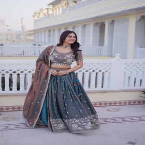 Ensemble Lehenga Choli en Soie VASTRA COTTAGE avec Broderie de Paillettes et Fil, Jupe Ample, Blouse Non Cousue, Tenue de Mariage et de Fête de Créateur - Product Image 2